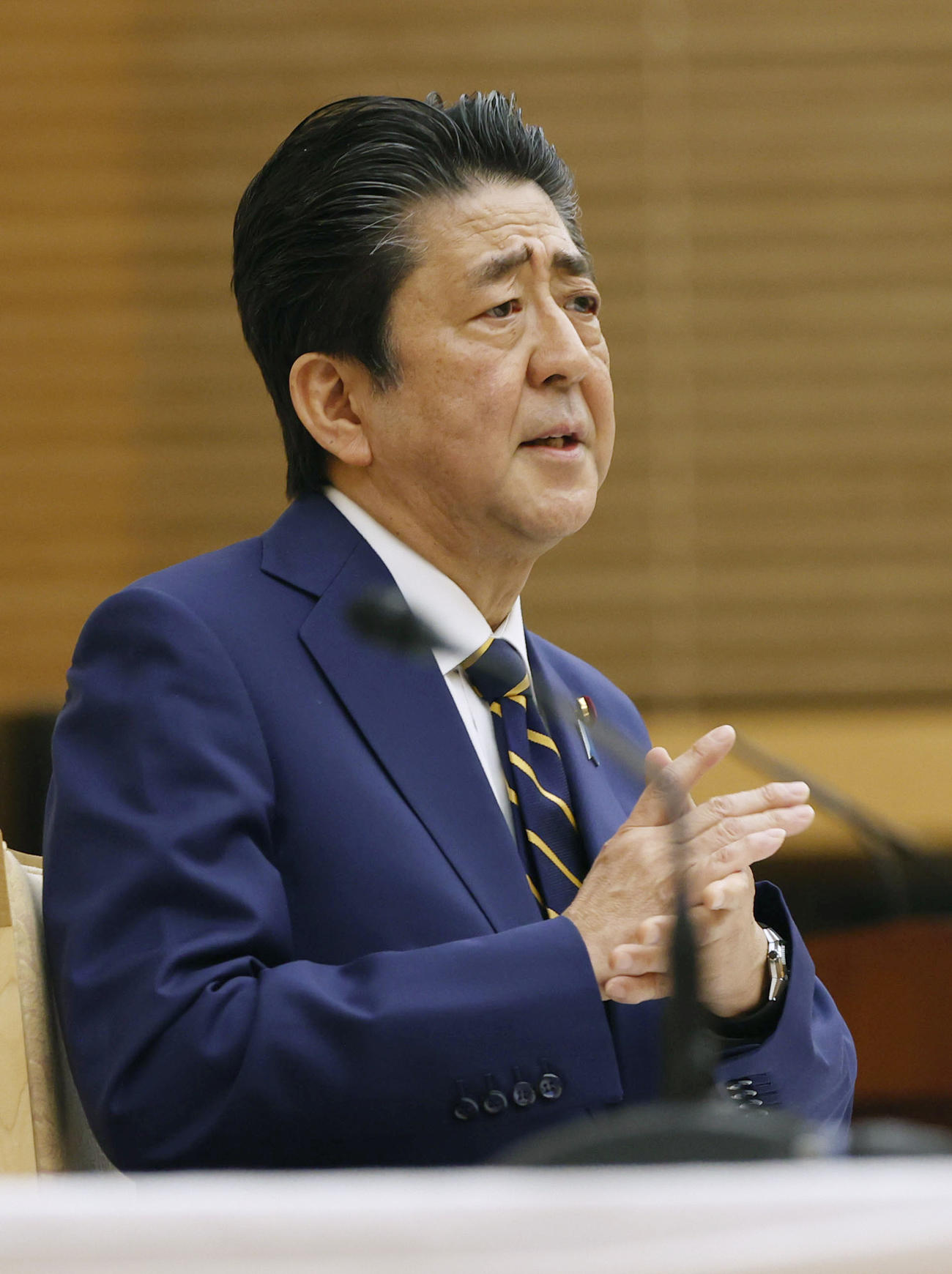 緊急事態宣言後の記者会見で、質問に答える安倍首相（共同）