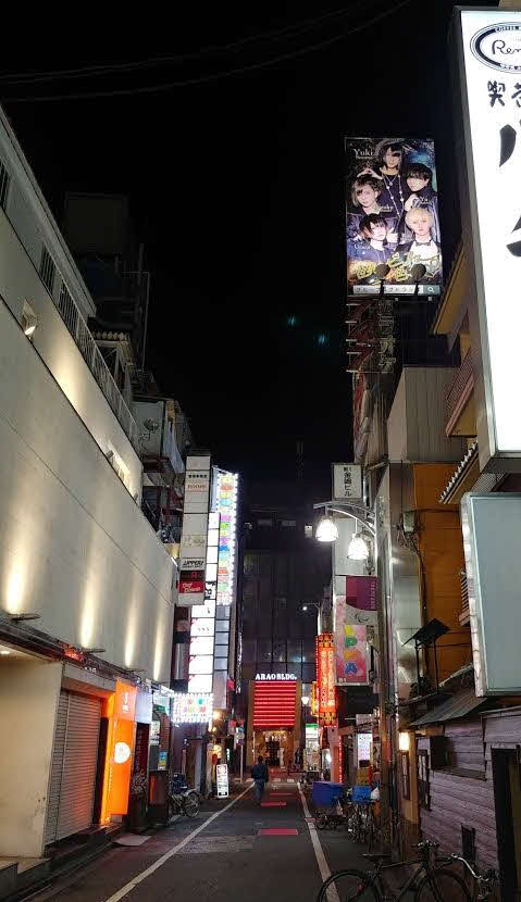 多くの飲食店が建ち並ぶ歌舞伎町の「あずま通り」も7日午後7時すぎ、人の姿が少なかった