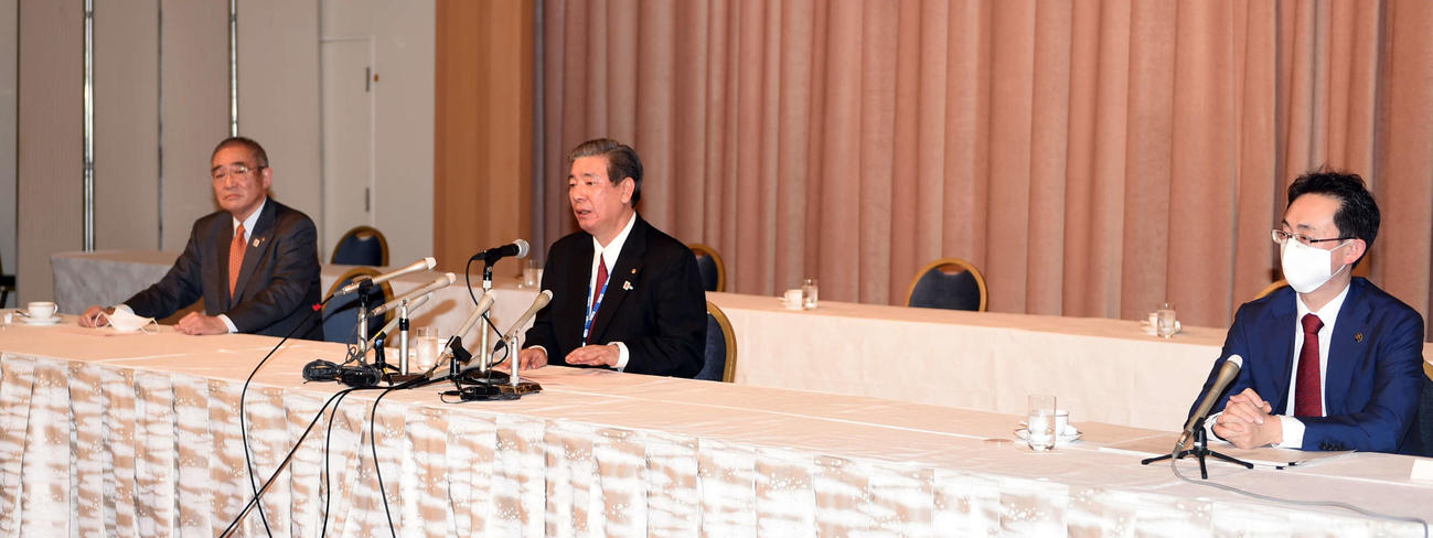 青森ねぶた祭の中止について会見する、左から青森商工会議所の若井会頭、奈良実行委員長、青森市の小野寺市長（撮影・山田愛斗）
