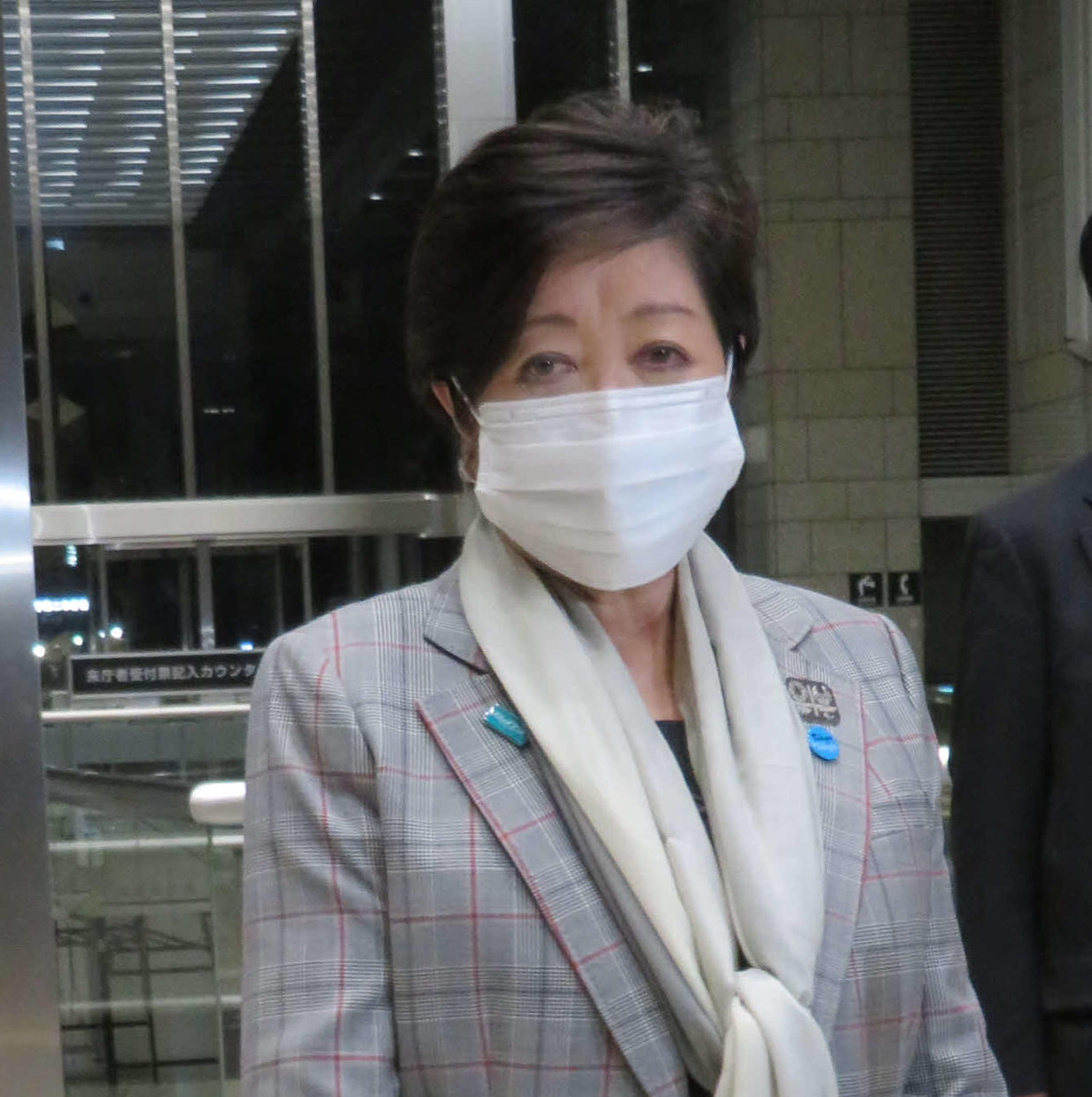退庁時に報道陣の取材に応じる小池百合子都知事（撮影・村上幸将）