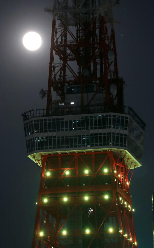 緊急事態宣言を受け8日から臨時休館となった東京タワーは、満月の夜限定ライトアップ「満月ダイヤモンドヴェール」を実施した=8日午後7時47分(撮影・江口和貴)