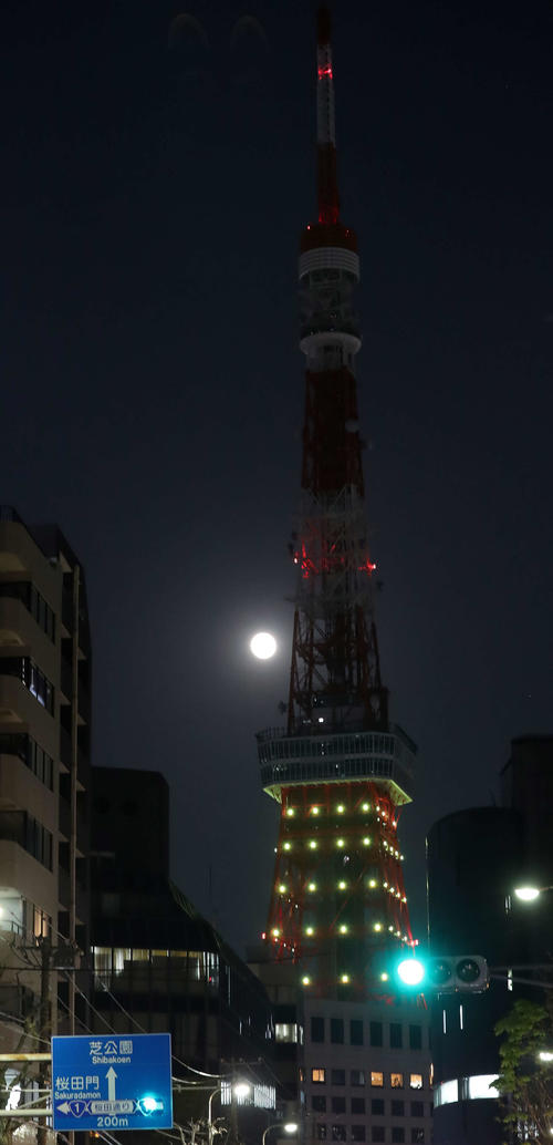 緊急事態宣言を受け8日から臨時休館となった東京タワーは、満月の夜限定ライトアップ「満月ダイヤモンドヴェール」を実施した＝8日午後7時46分（撮影・江口和貴）