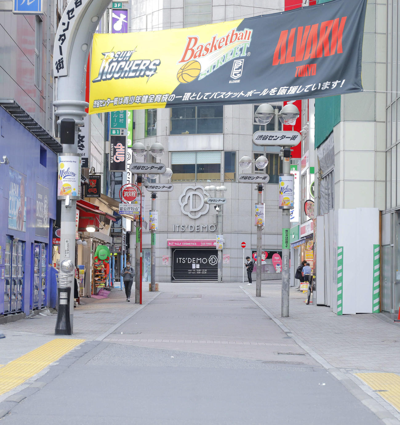 緊急事態宣言発令後の週末を迎え、閑散とする渋谷センター街（撮影・河田真司）