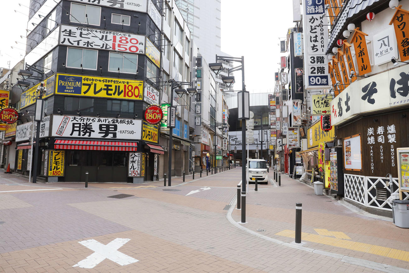 緊急事態宣言発令後の週末を迎え閑散とする居酒屋が並ぶ渋谷の飲食街（撮影・河田真司）