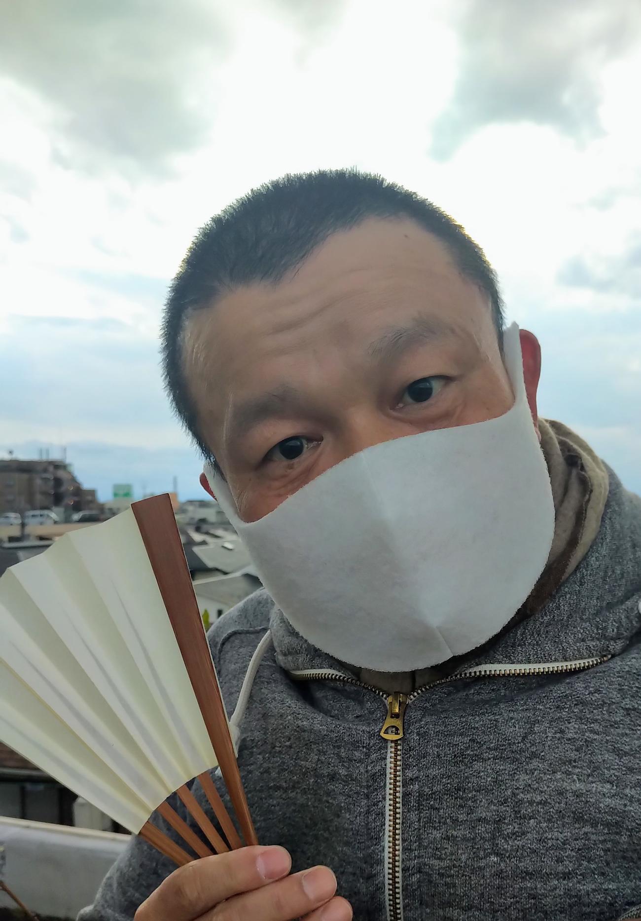 前座マスクを着ける林家彦いち。女性向けのMサイズ、子ども向けのSサイズも検討している