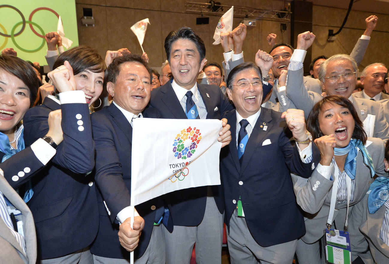 13年9月、2020年の五輪開催都市が東京に決まり、喜ぶ安倍晋三首相（中央）ら関係者（共同）