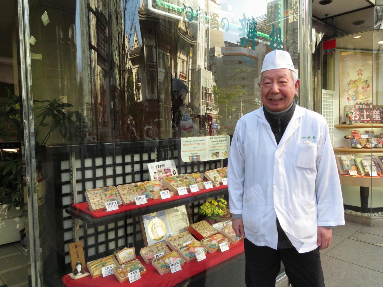 店の目の前の歌舞伎座を見つめながら話す木挽町辨松の5代目・猪飼信夫さん（撮影・近藤由美子）