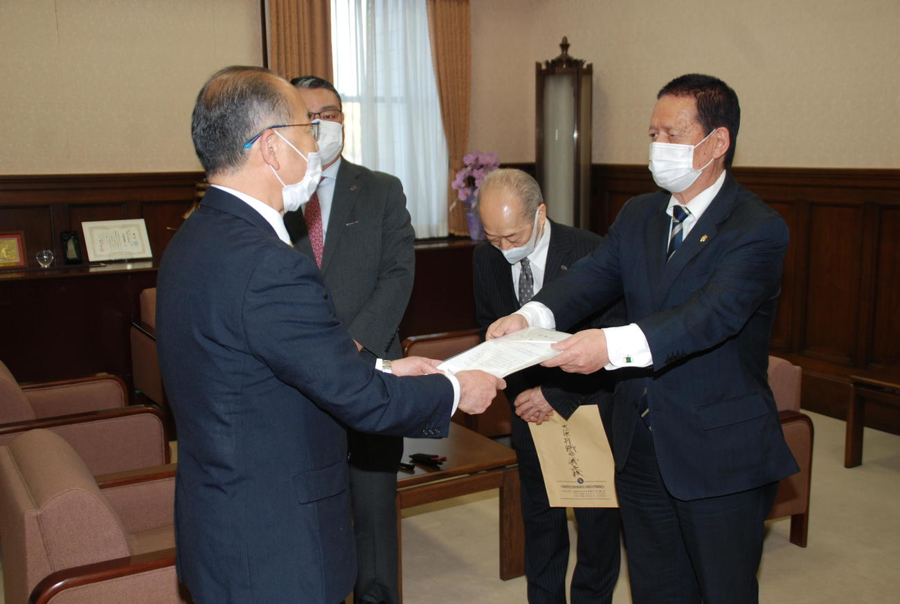 三田勝久・府議会議長（左）に嘆願書を手渡す大阪府社交飲食業生活衛生同業組合の福長徳治理事長（右）（撮影・松浦隆司）