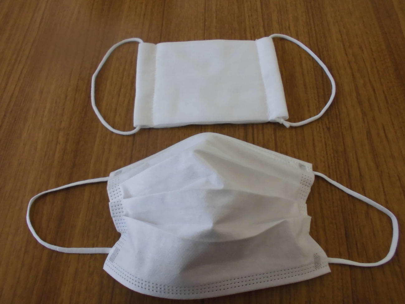 厚生労働省から配布された布マスク（上）と不織布マスク（下）（九州地方の介護施設提供）