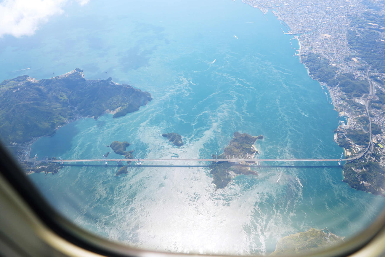 機中から望む来島海峡大橋（撮影・江口和貴）