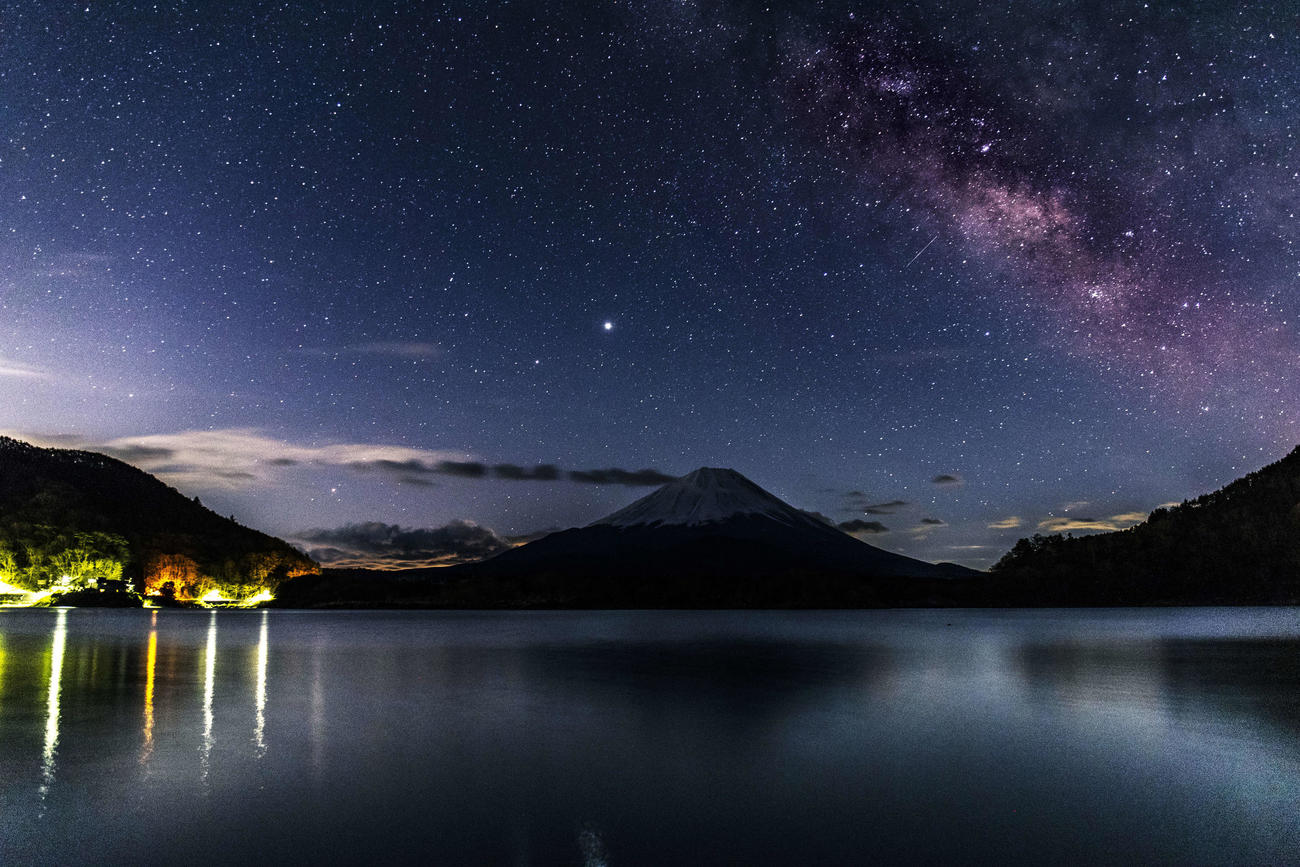 精進湖から望む富士山と満天の空（撮影・江口和貴）