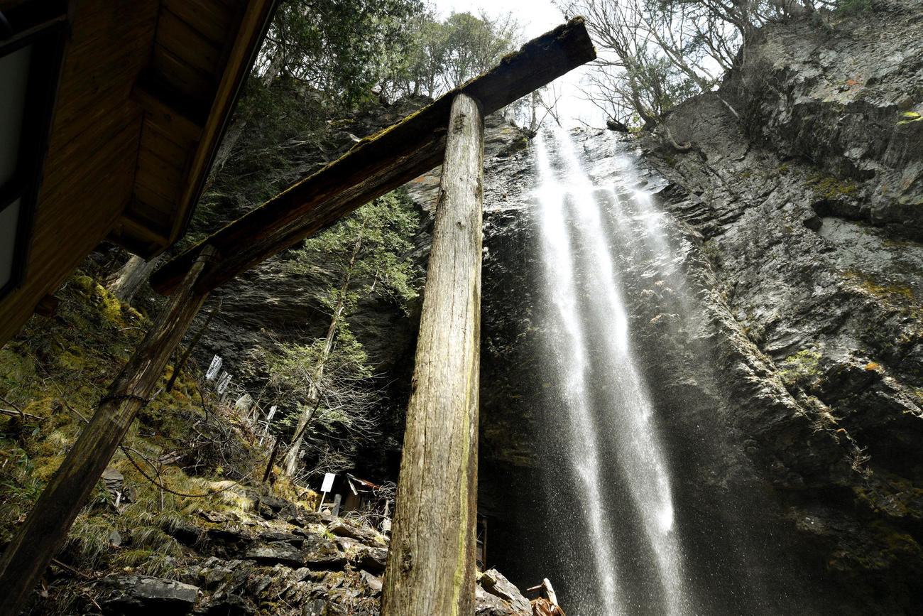荘厳な御嶽山の新滝（撮影・滝沢徹郎）