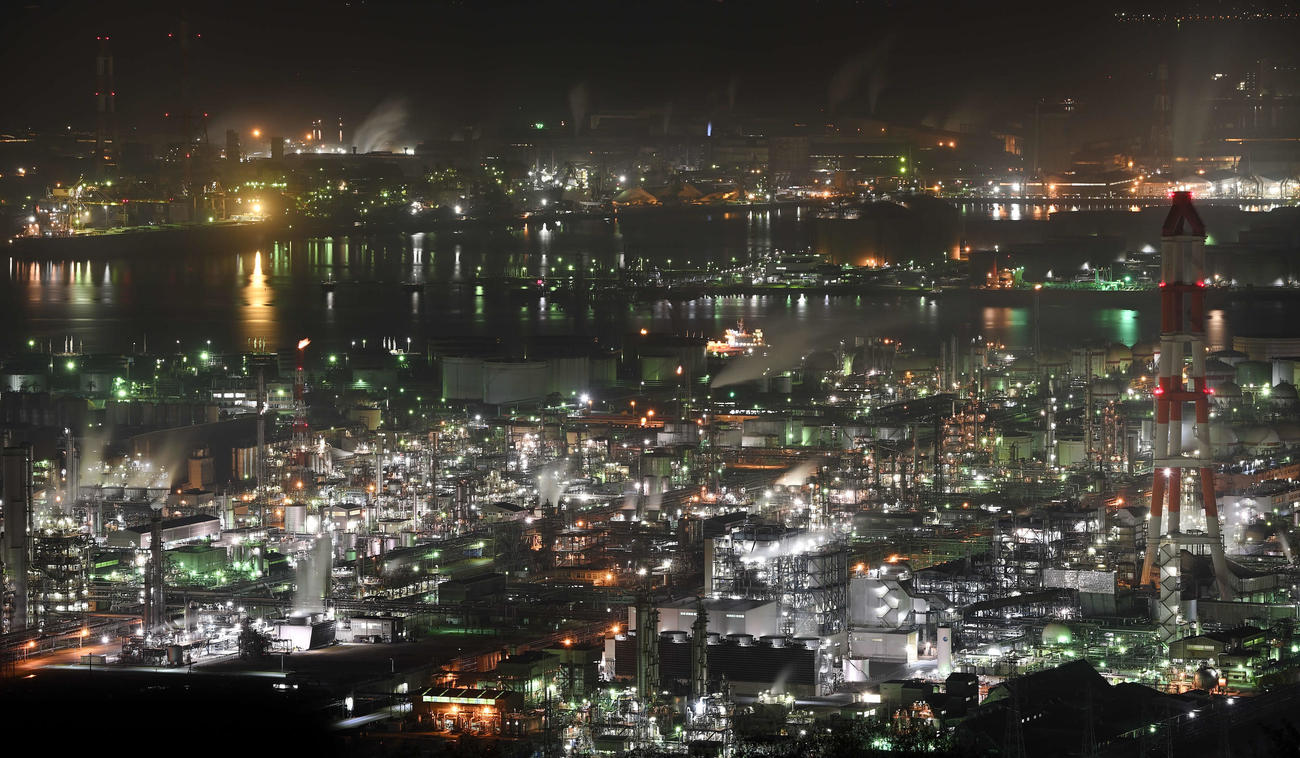 水島展望台から望む水島コンビナートの工場夜景（撮影・鈴木みどり）