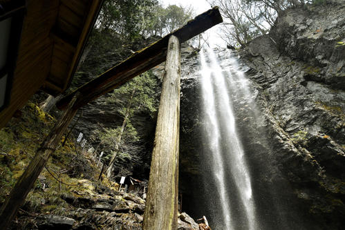 荘厳な御嶽山の新滝（撮影・滝沢徹郎）