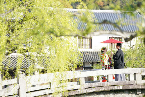 倉敷美観地区で結婚式の前撮りを行う新郎新婦（撮影・鈴木みどり）