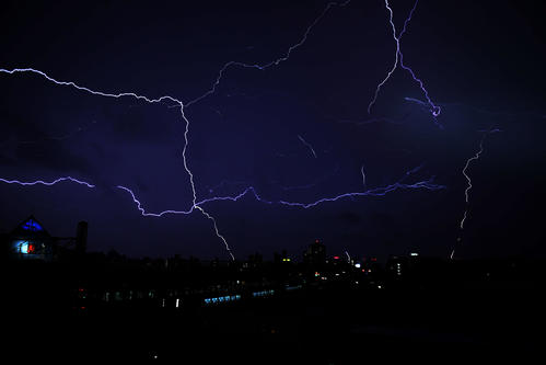夜空に輝く雷（撮影・滝沢徹郎）