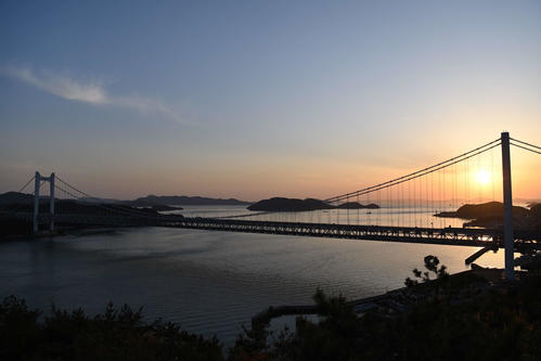 鷲羽山から臨む瀬戸大橋と夕焼け（撮影・鈴木みどり）
