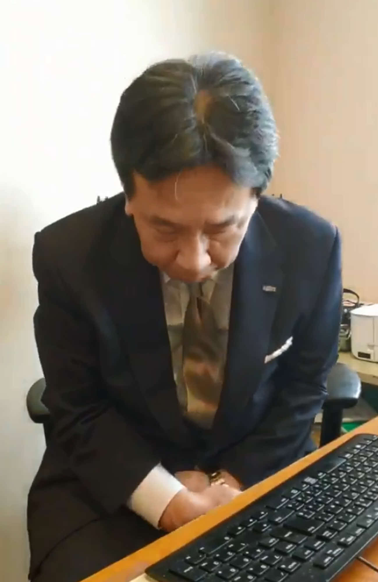 緊急事態宣言後にセクキャバに行っていた立憲民主党の高井議員について動画で激怒するとともに謝罪する枝野代表（公式ツイッターから）