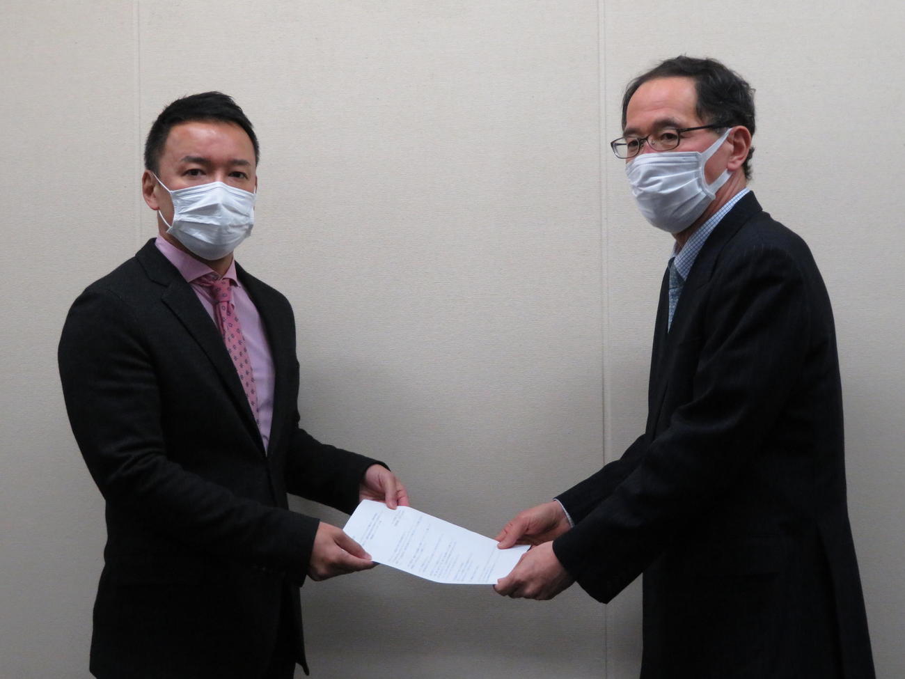 厚労省の社会・援護局長の谷内繁氏（右）に申し入れ書を渡す、れいわ新選組の山本太郎代表（左）（撮影・近藤由美子）
