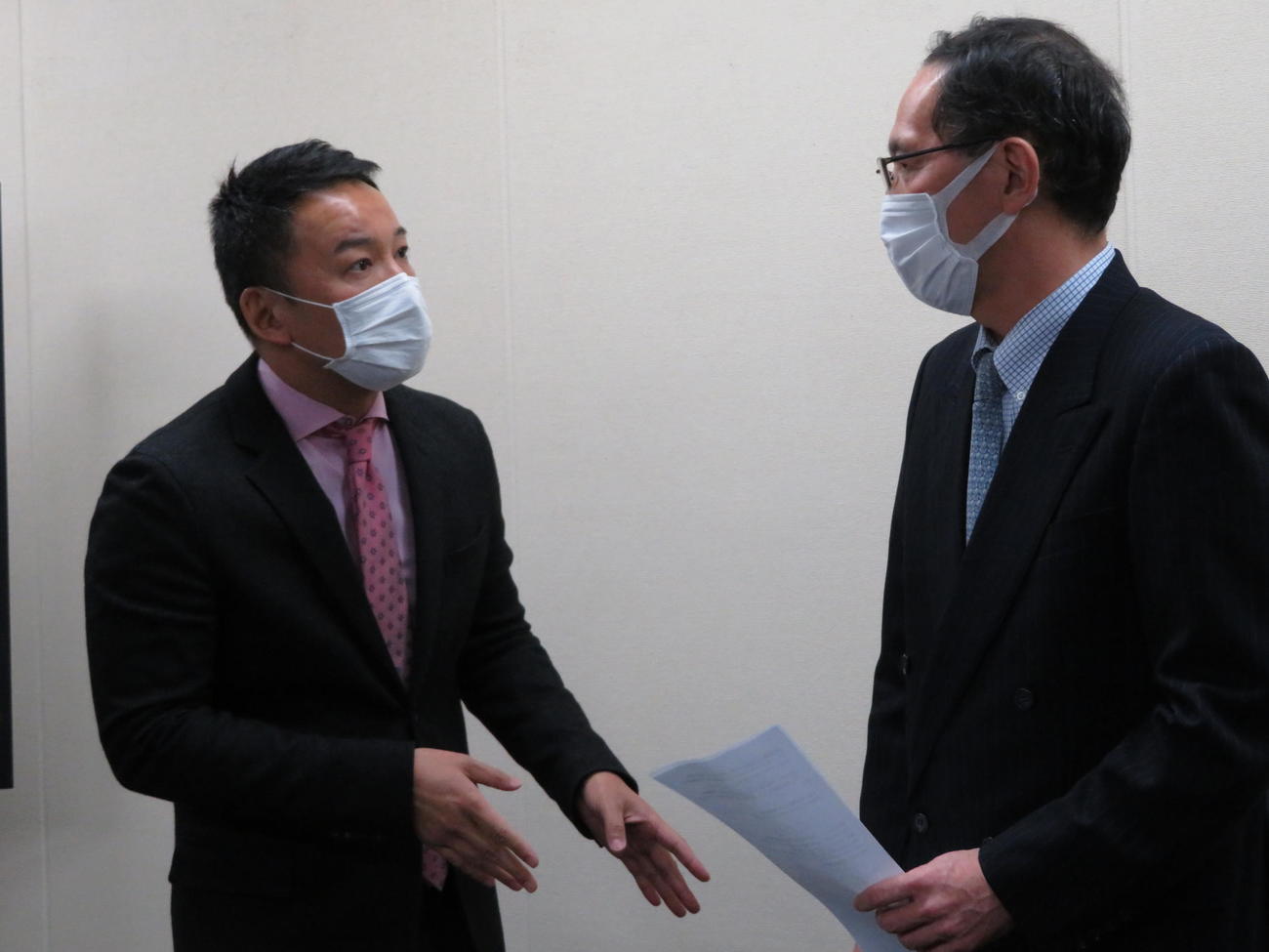 厚労省の社会・援護局長の谷内繁氏（右）に申し入れ書を渡す、れいわ新選組の山本太郎代表（左）（撮影・近藤由美子）