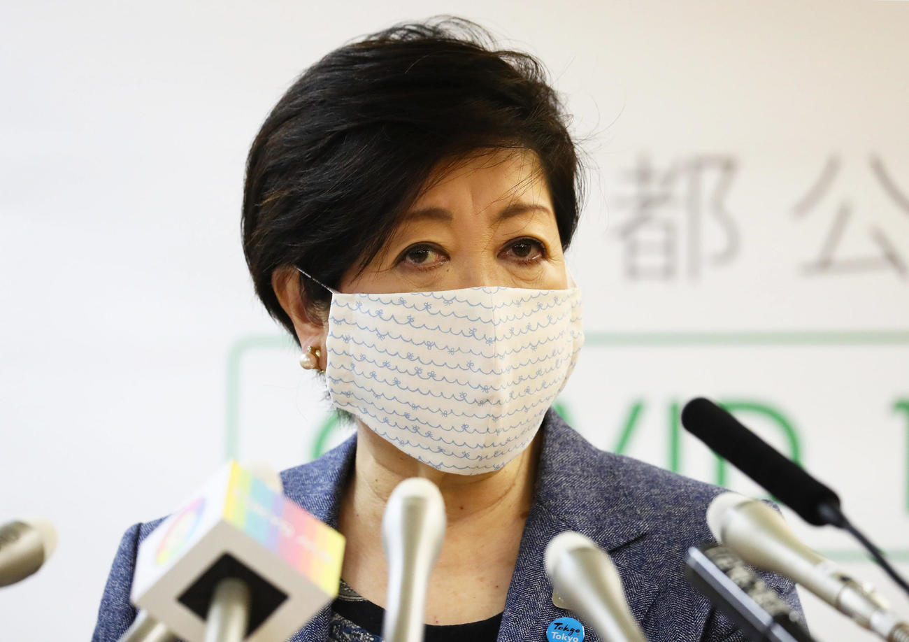 定例会見に臨む東京都の小池百合子知事（撮影・足立雅史）