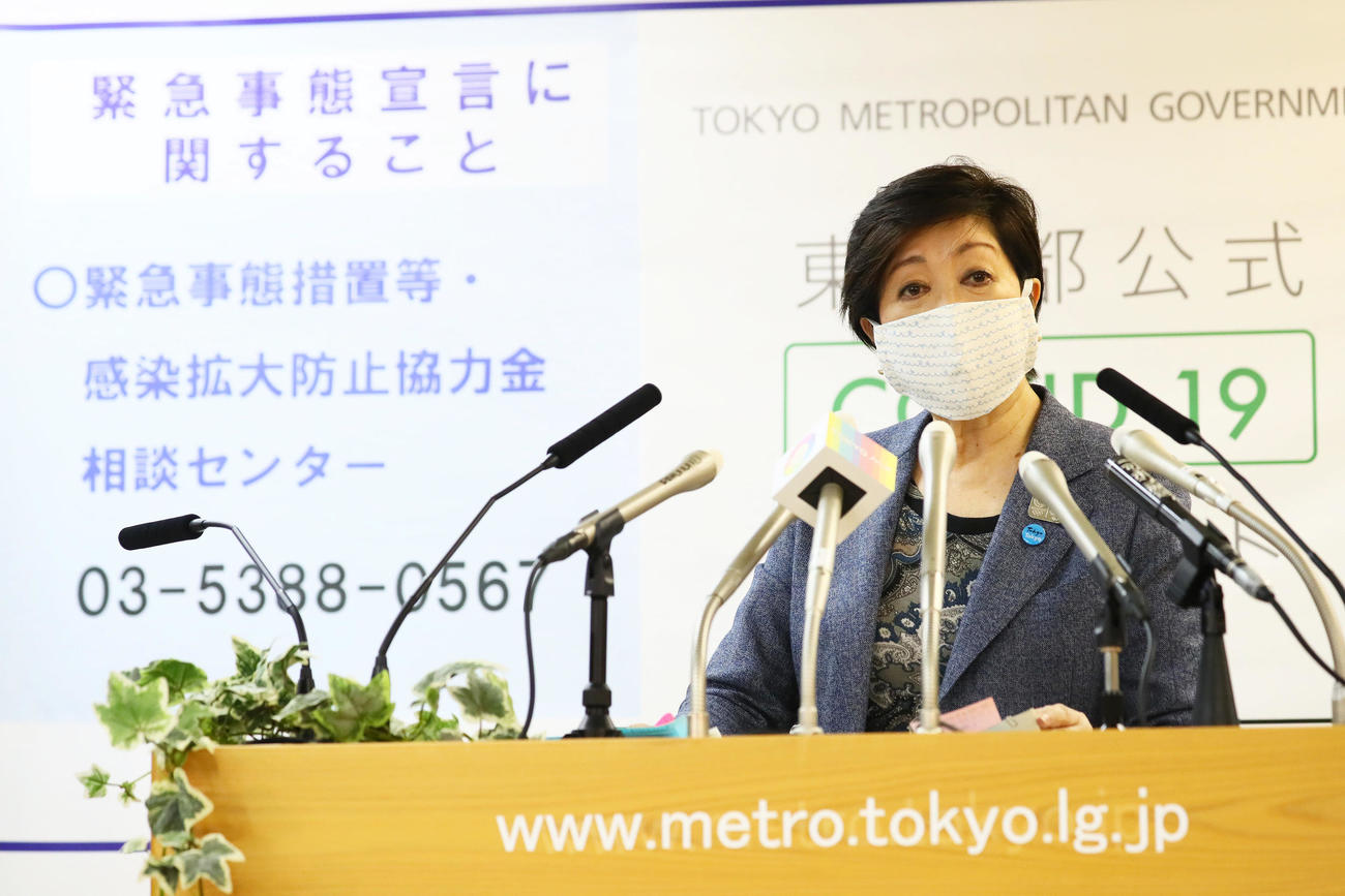 定例会見に臨む東京都の小池百合子知事（撮影・足立雅史）