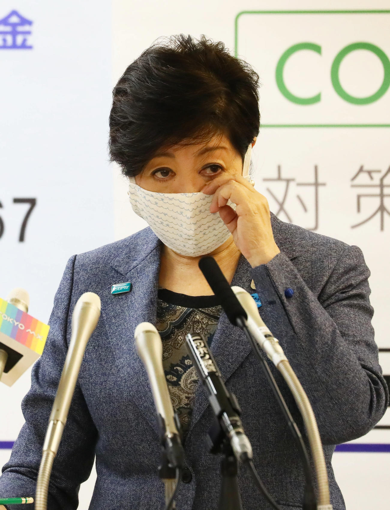 会見中、マスクを気にする東京都の小池百合子知事（撮影・足立雅史）