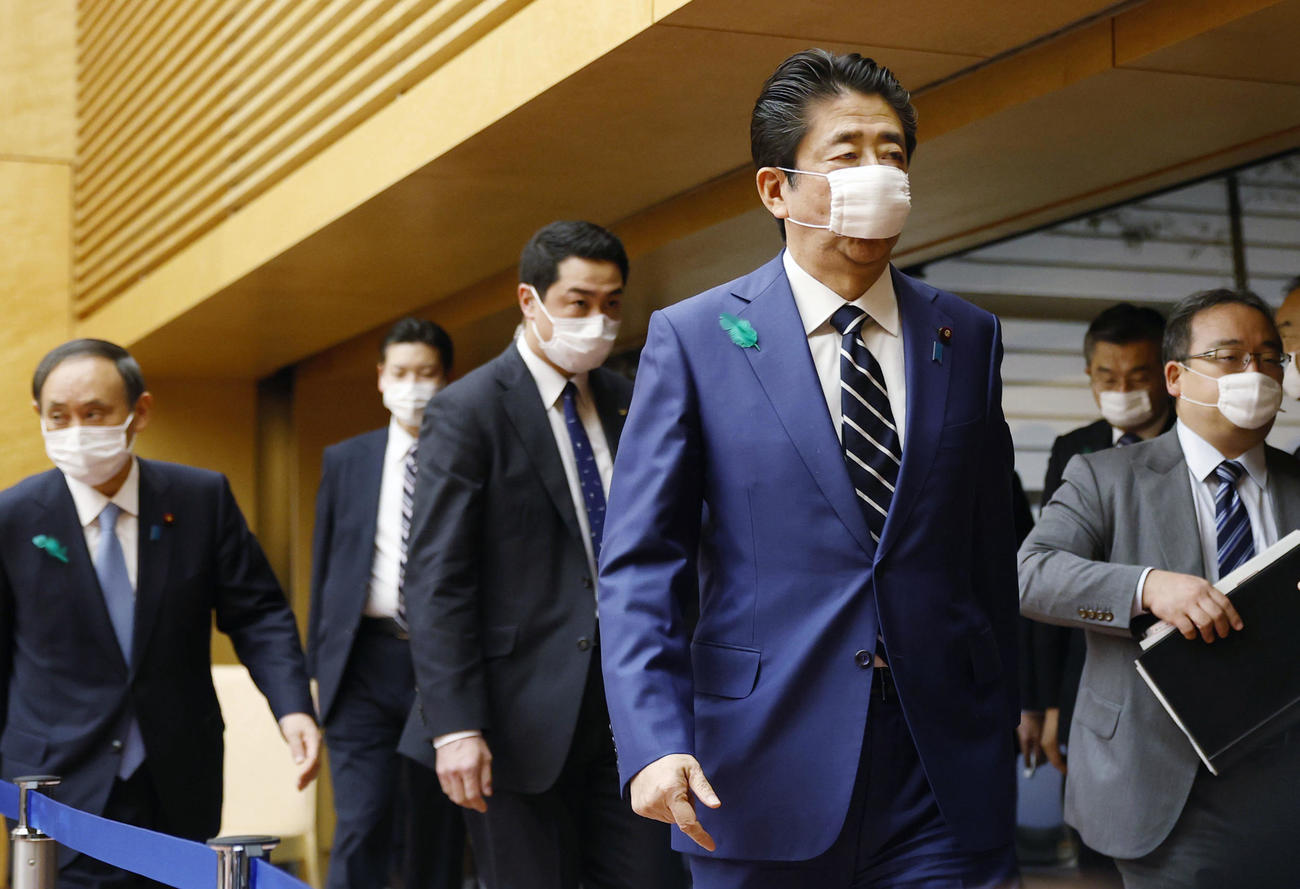 記者会見を終えて、引き揚げる安倍首相（共同）
