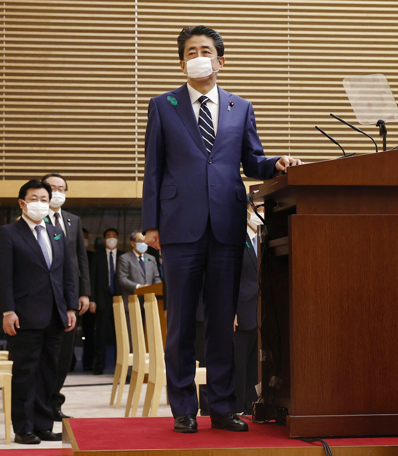 記者会見に臨む安倍首相（共同）