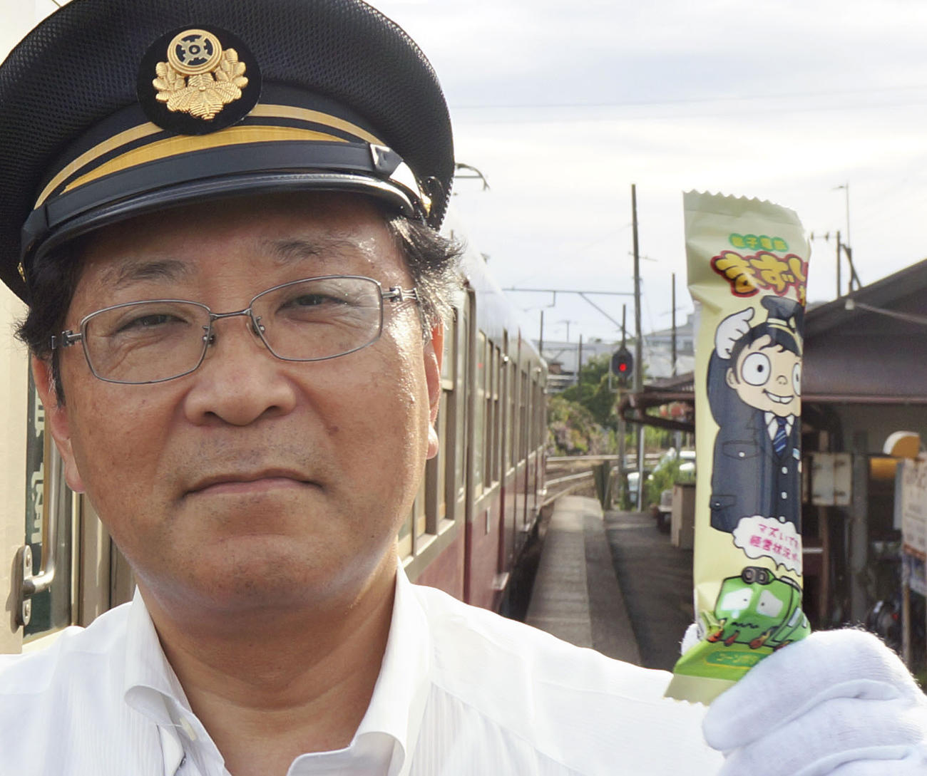 「まずい棒」を手に持つ銚子電鉄の竹本勝紀社長（共同）
