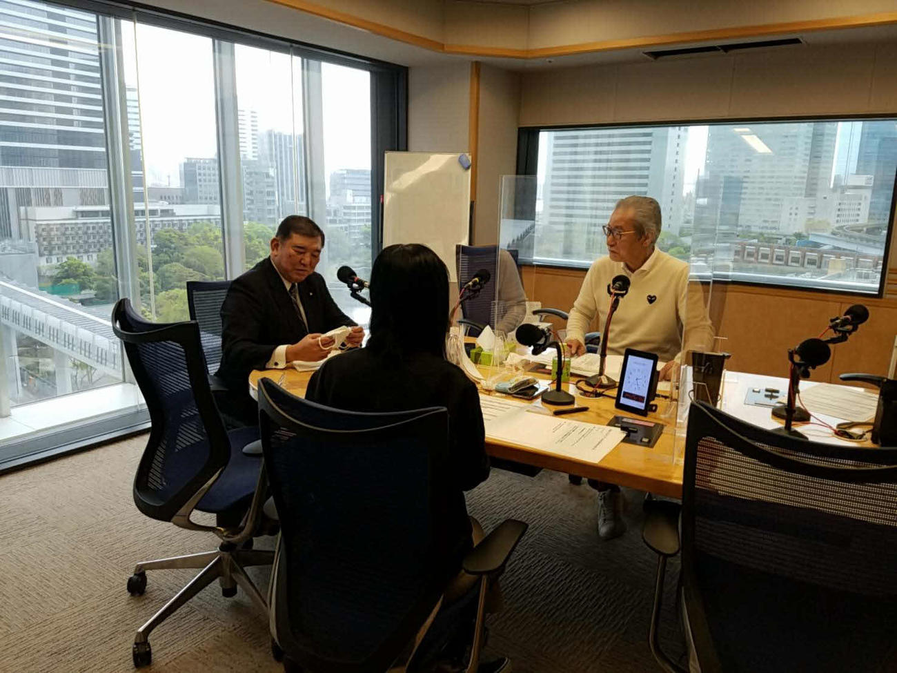 文化放送「大竹まこと　ゴールデンラジオ！」のゲストに招かれた石破茂氏はアベノマスクを手にした（文化放送提供）