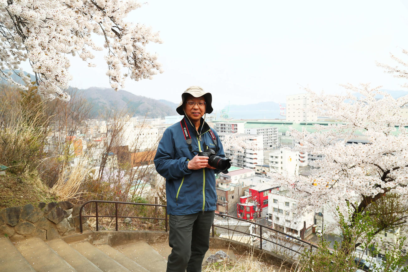 地元釜石の街を長年撮影し続けるフリーカメラマンの藤枝宏さん（撮影・足立雅史）