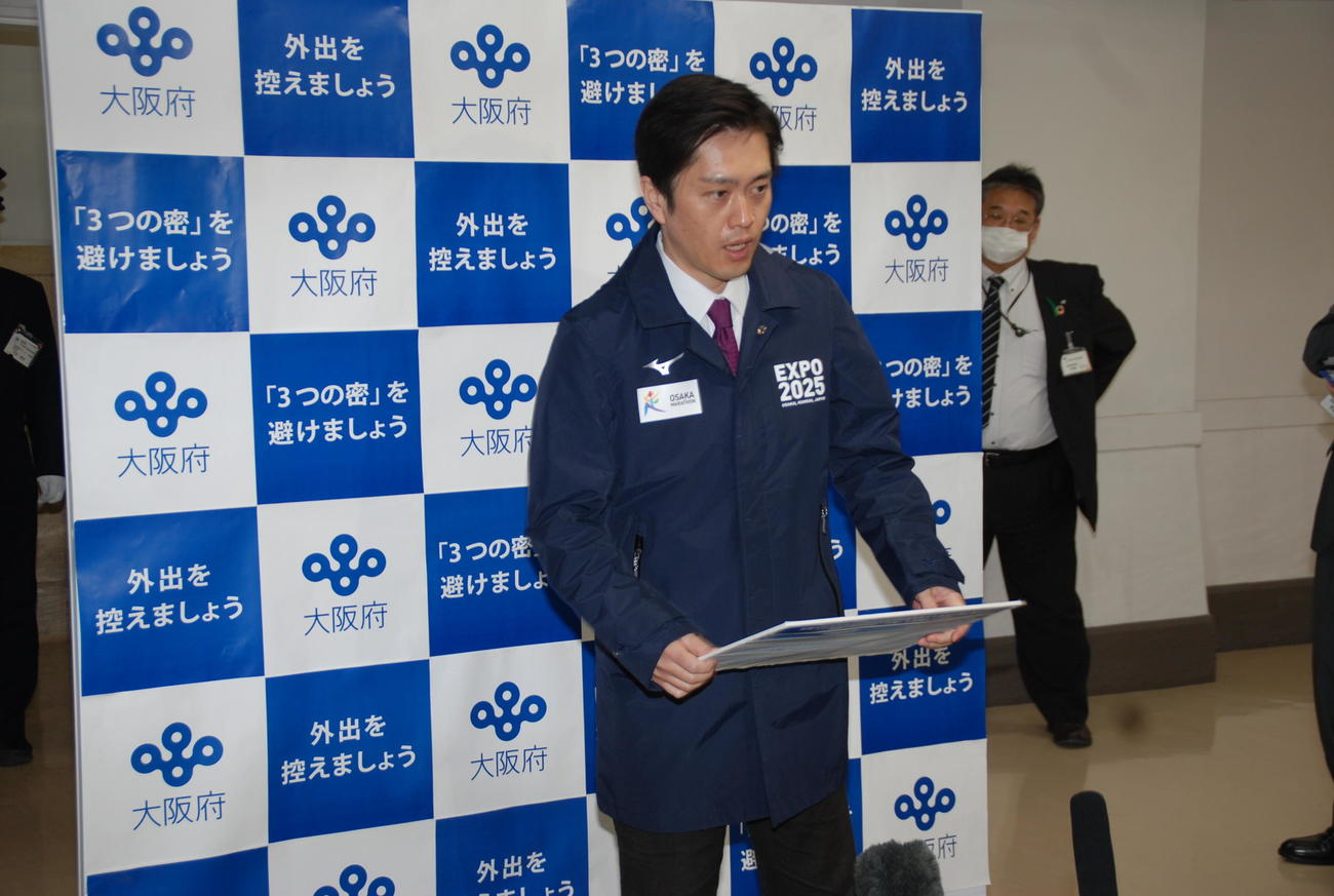 要請に応じないパチンコ店を公表した大阪府の吉村洋文知事（撮影・松浦隆司）