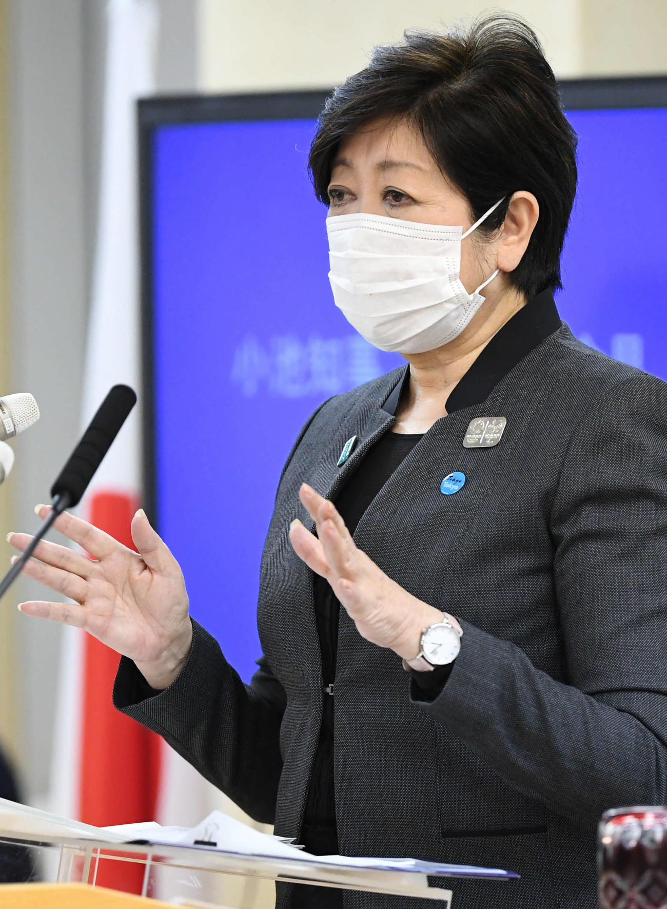 定例会見で質問に答える小池都知事（撮影・山崎安昭）