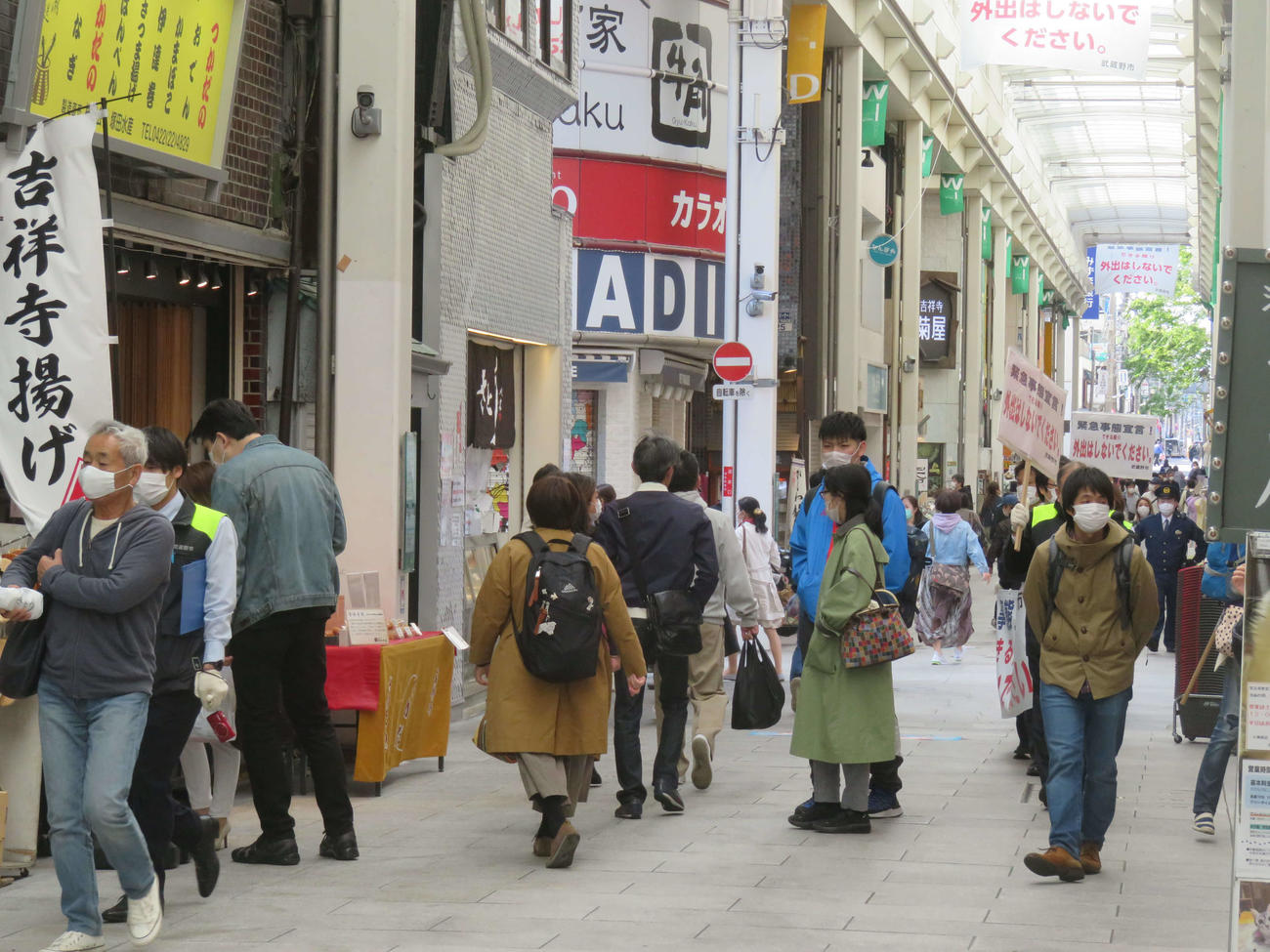 東京・吉祥寺のアーケード街は前週末より減少していたが人通りは途切れなかった