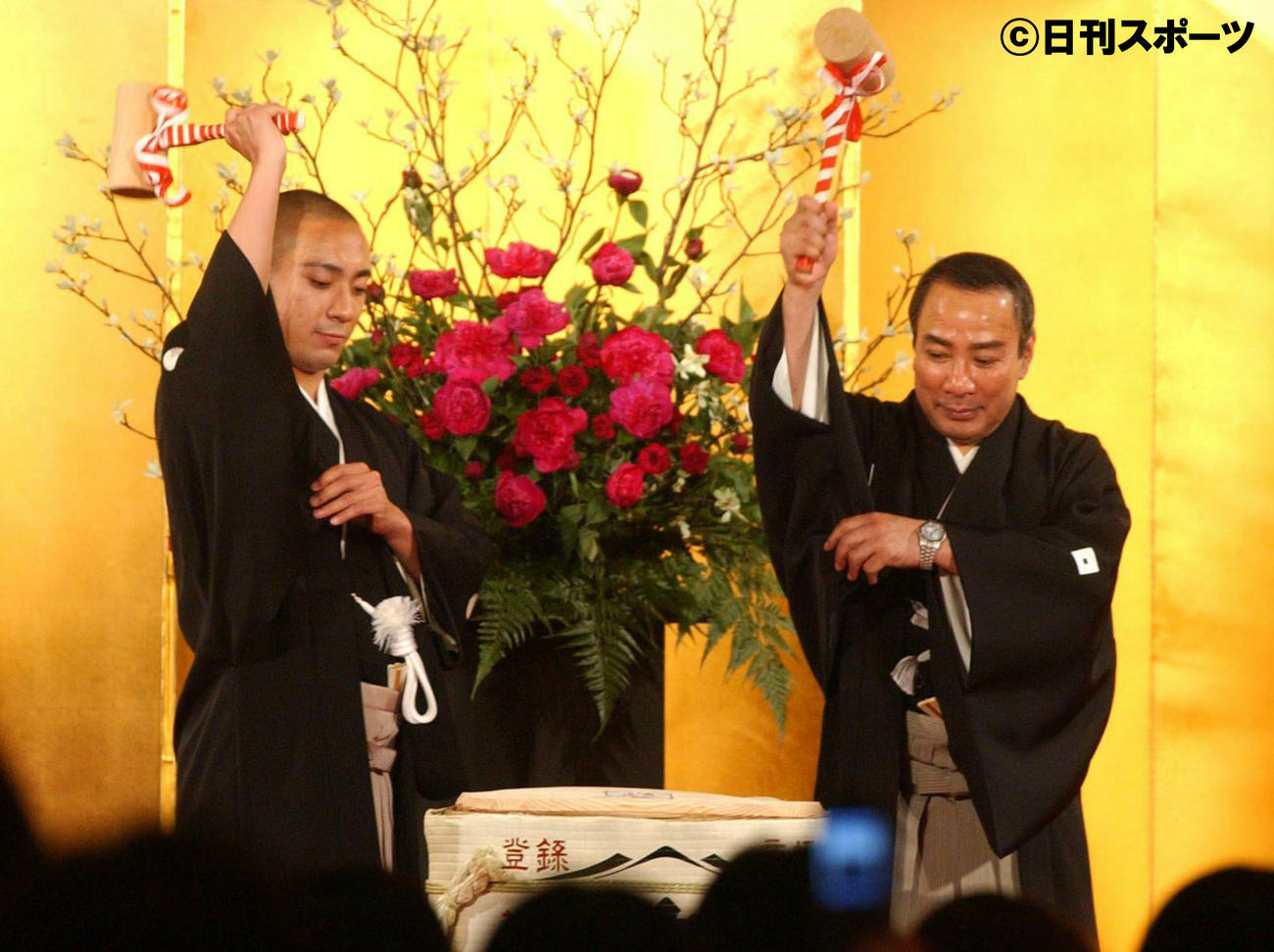 04年4月、「関西　十一代目市川海老蔵襲名を祝う会」で鏡開きを行う市川海老蔵（左）と市川團十郎