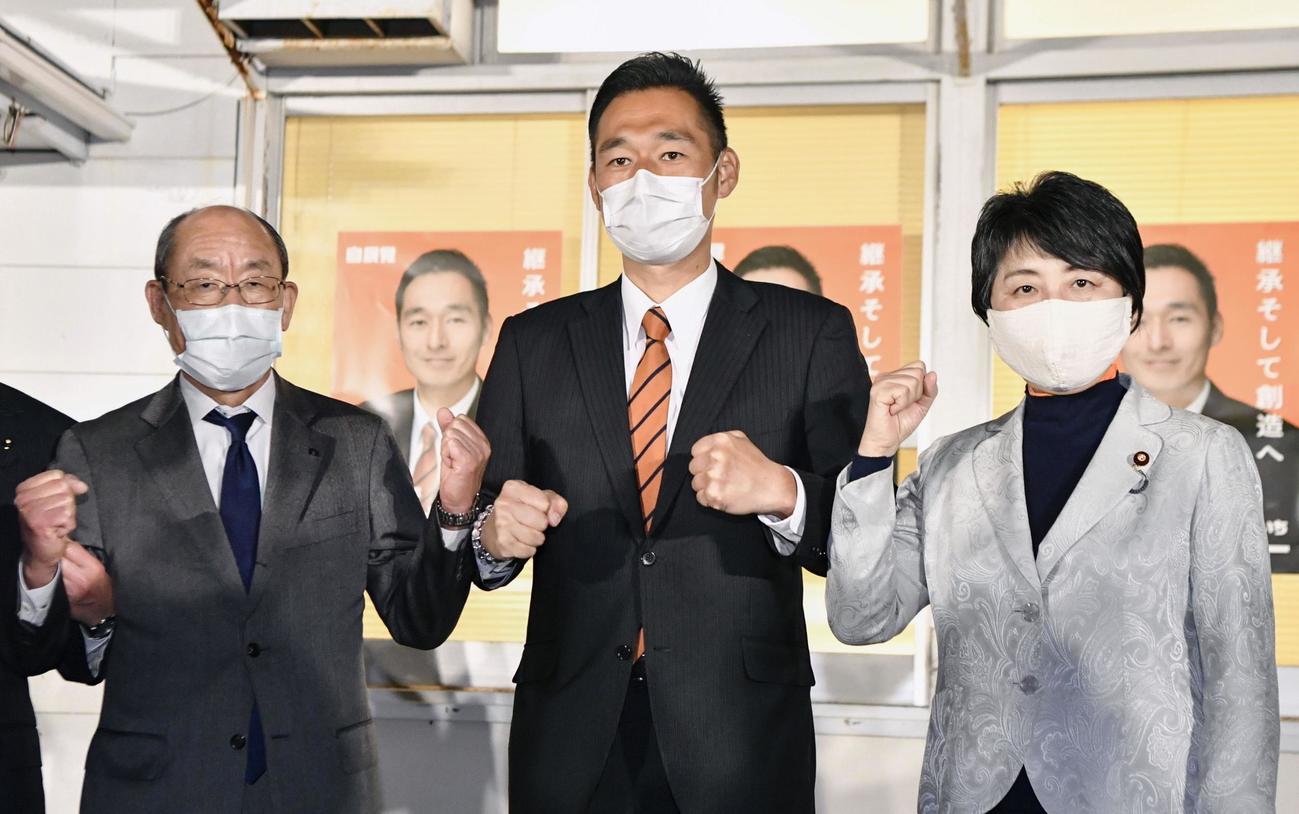 衆院静岡4区補欠選挙で初当選を決め、ポーズをとる自民党の深沢陽一氏（中央）（共同）