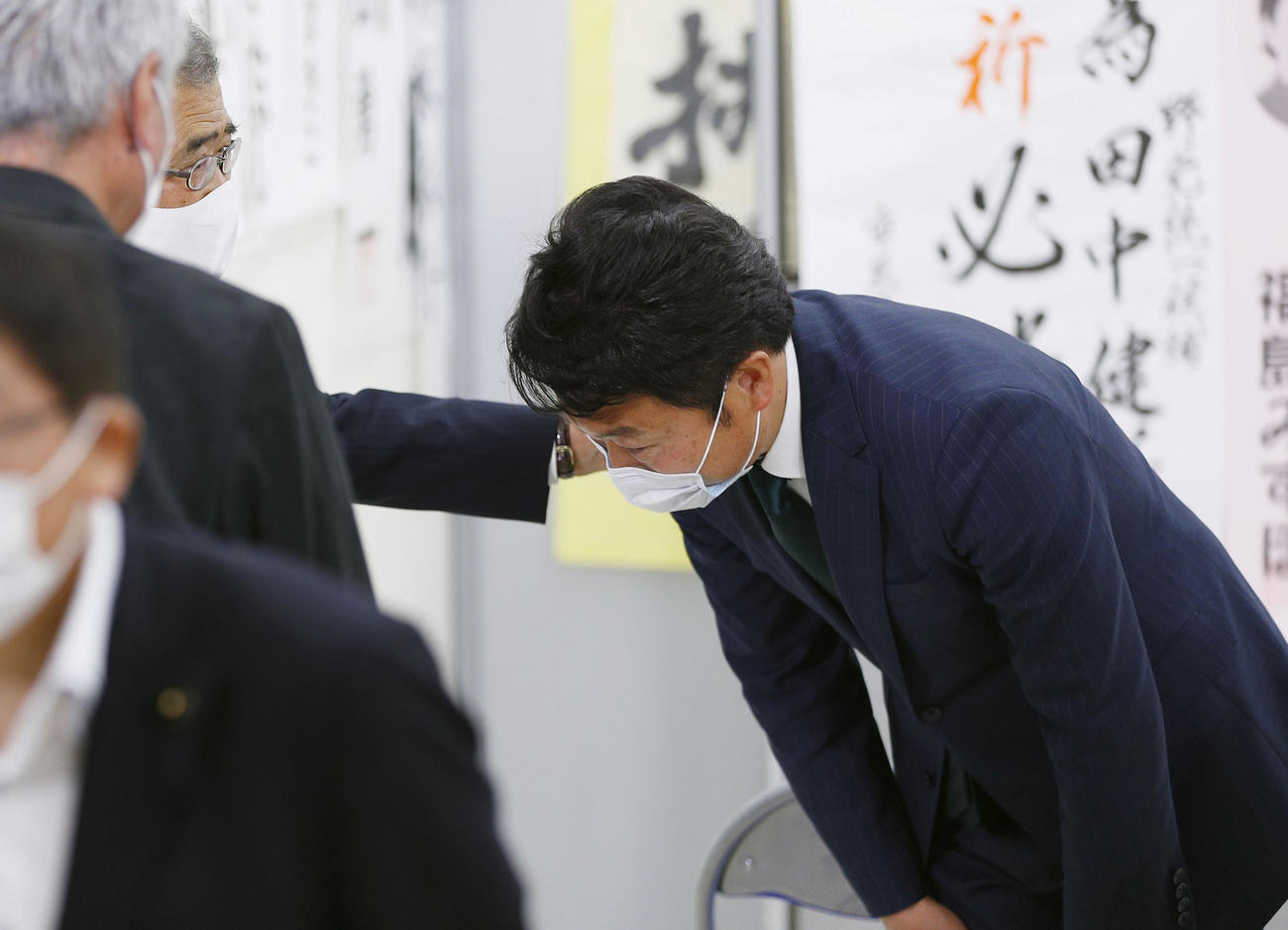 衆院静岡4区補欠選挙で落選が決まり、支持者に頭を下げる無所属の田中健氏（共同）