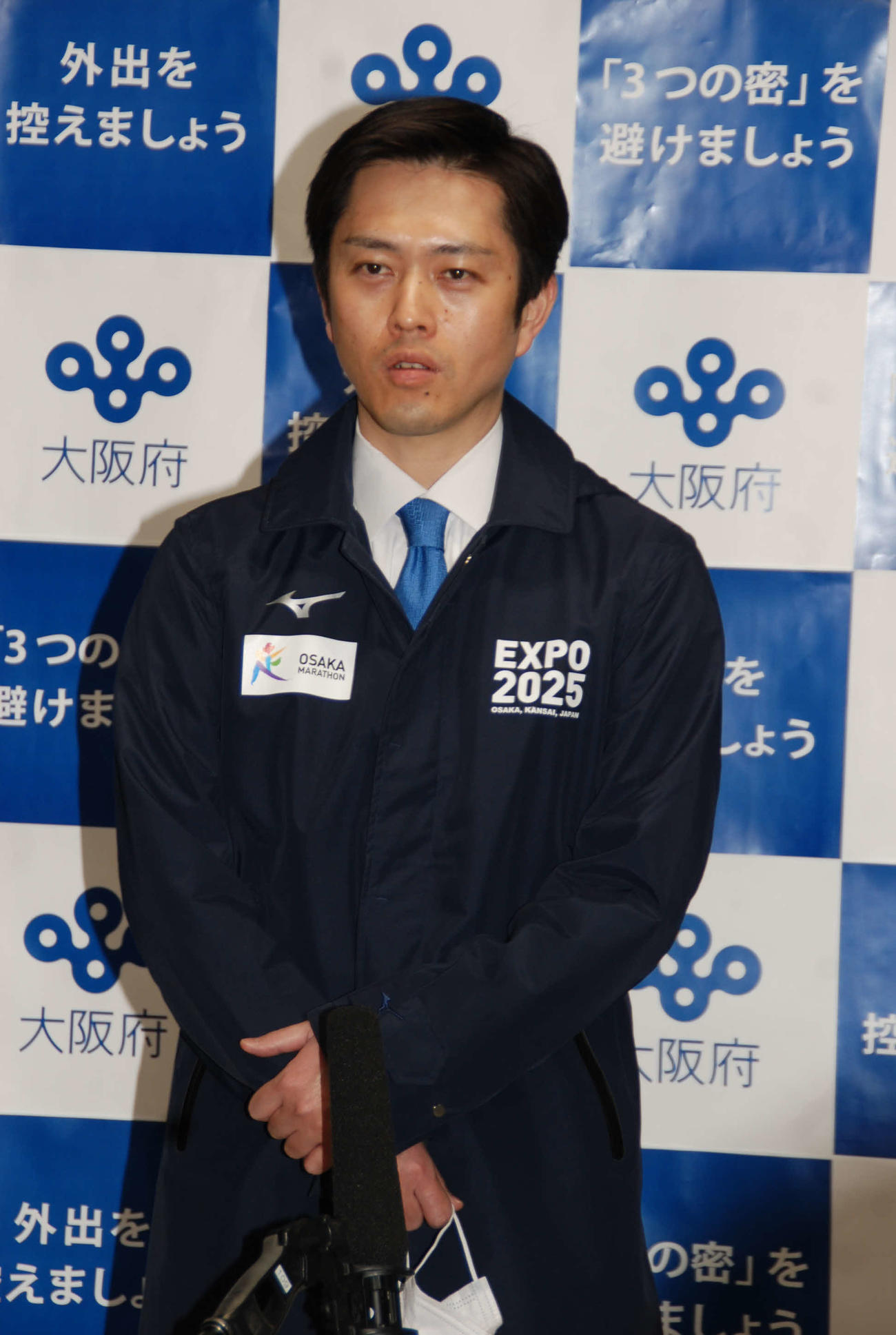 要請に応じないパチンコ店に「指示」を出す方針を明かした大阪府の吉村洋文知事（2020年4月24日撮影）
