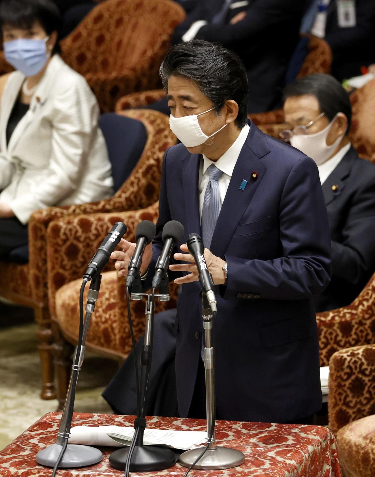 衆院予算委で答弁する安倍首相（共同）