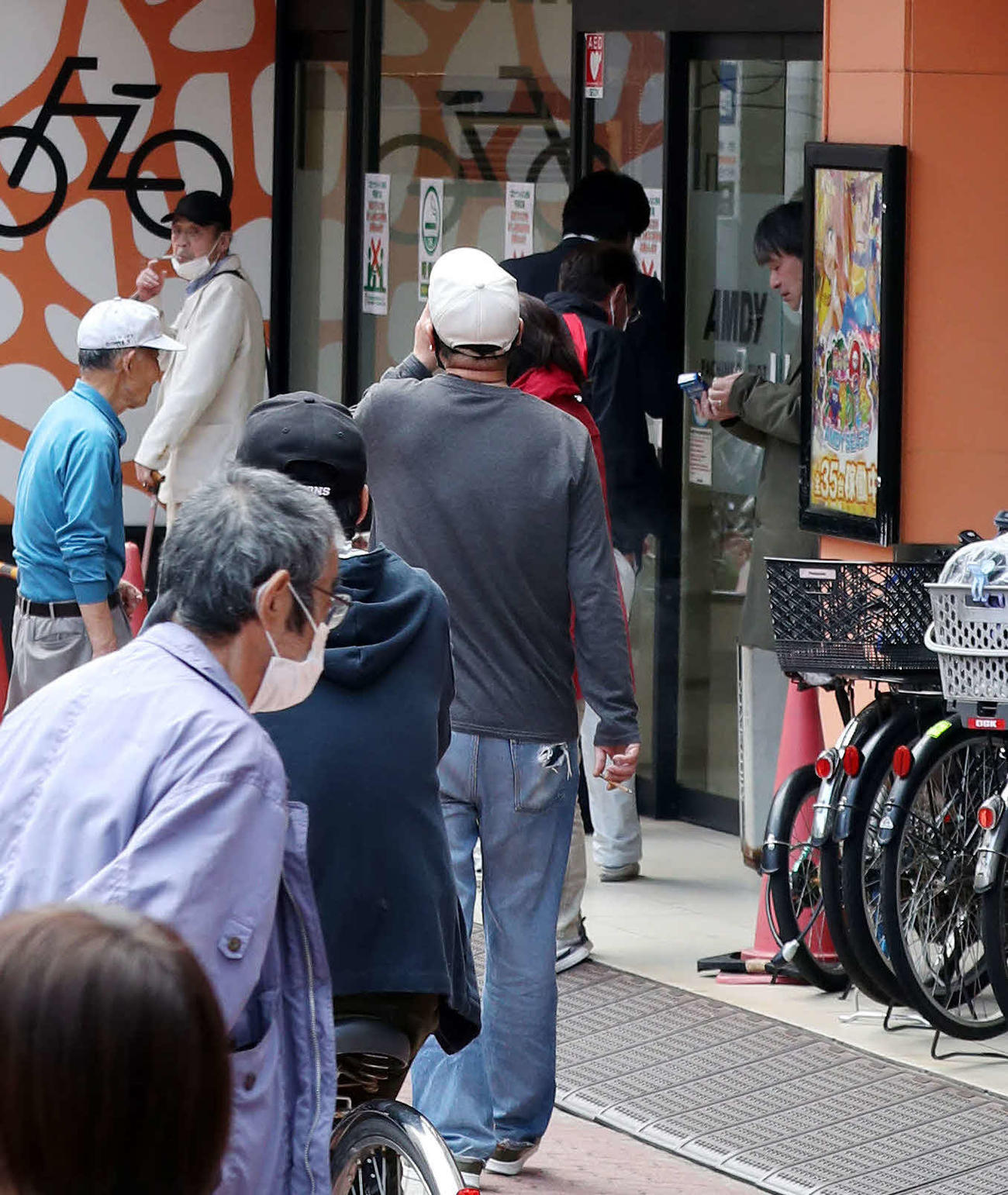 営業している都内のパチンコ店に並ぶ人たち