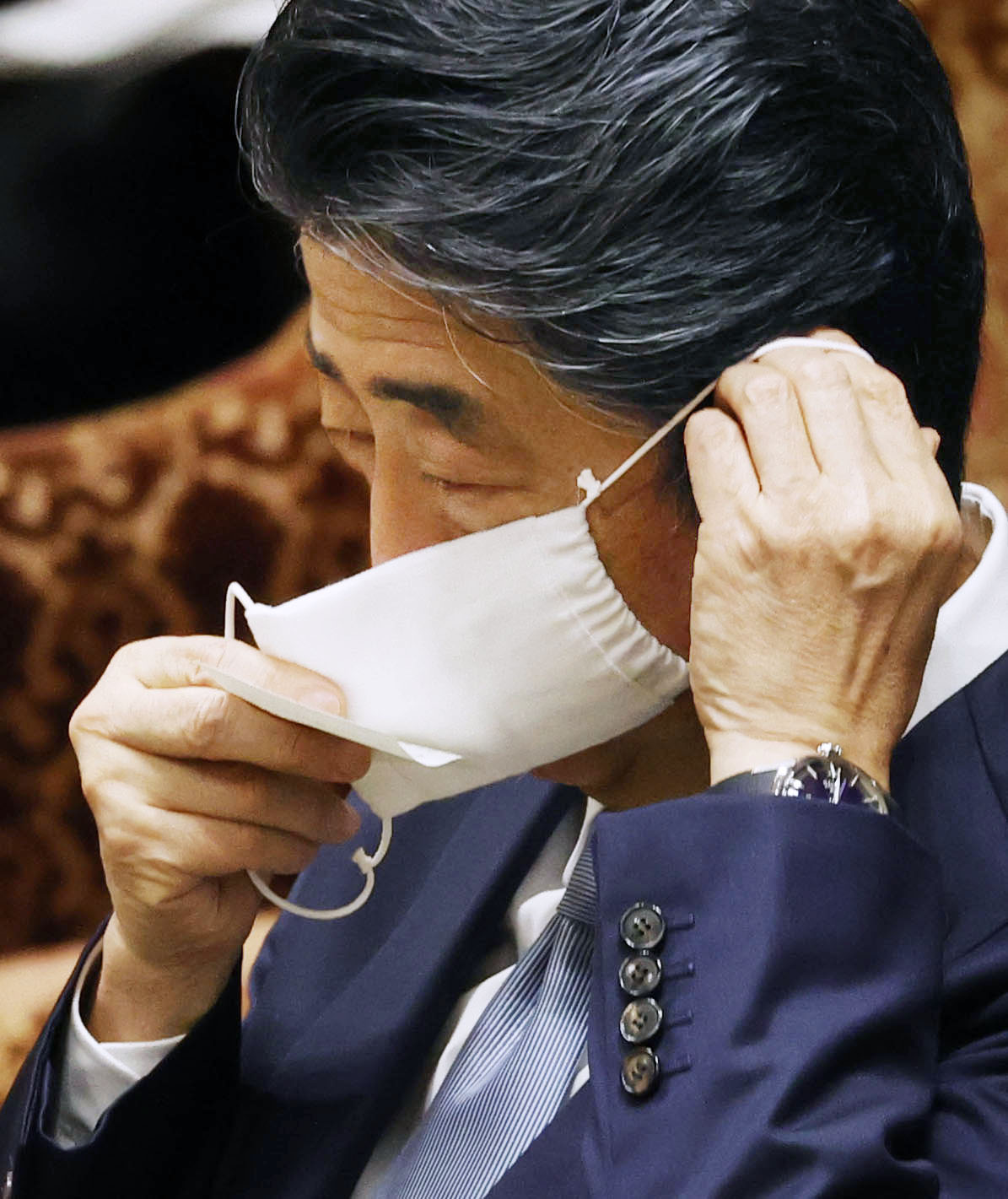 衆院予算委でマスクを着け直す安倍首相（共同）