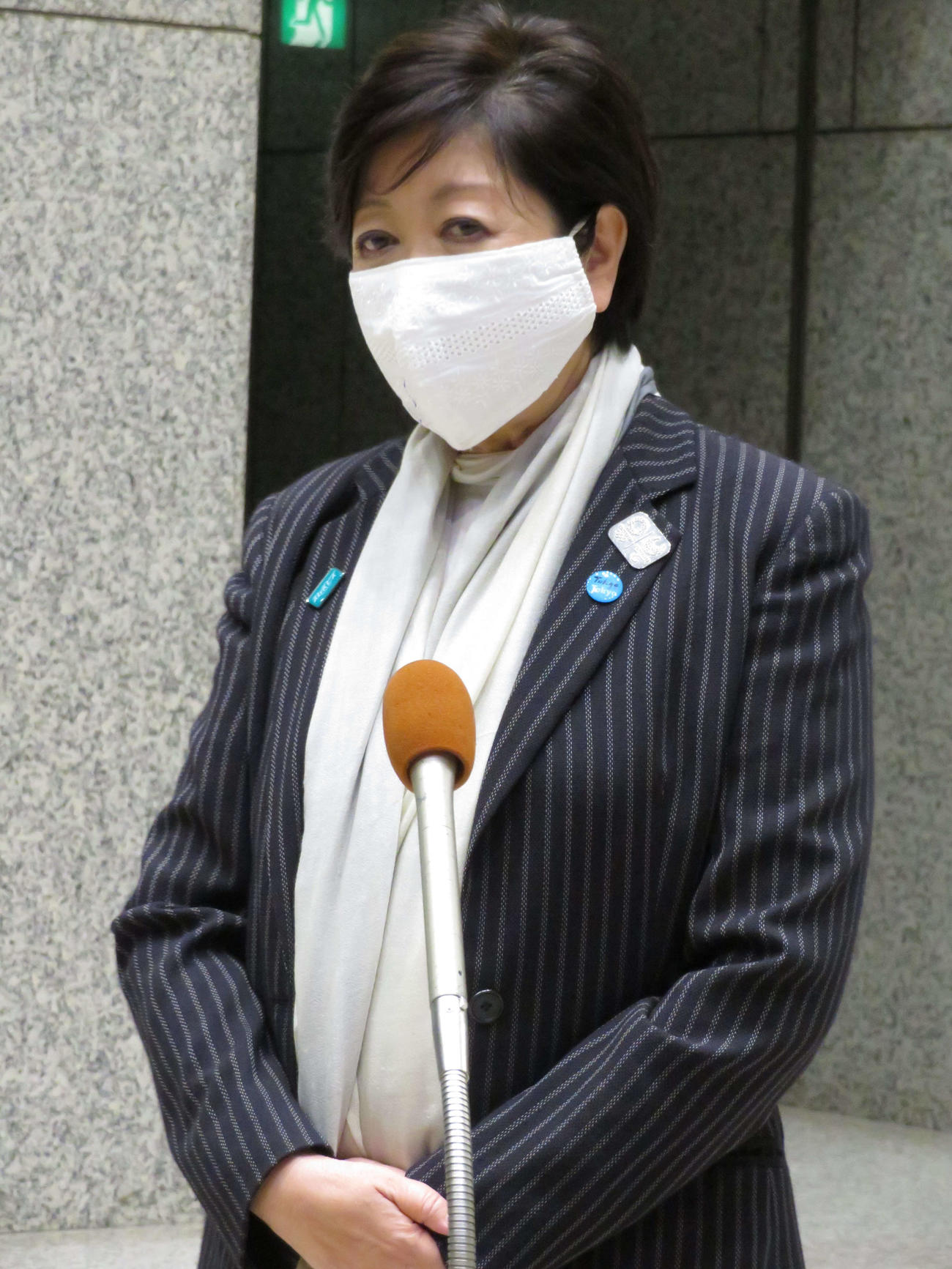 報道陣の取材に応じる東京都の小池百合子知事（2020年4月28日撮影）