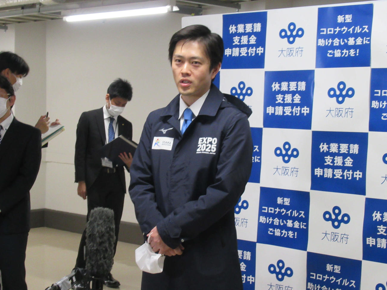 取材に応じる大阪府の吉村洋文知事（撮影・星名希実）