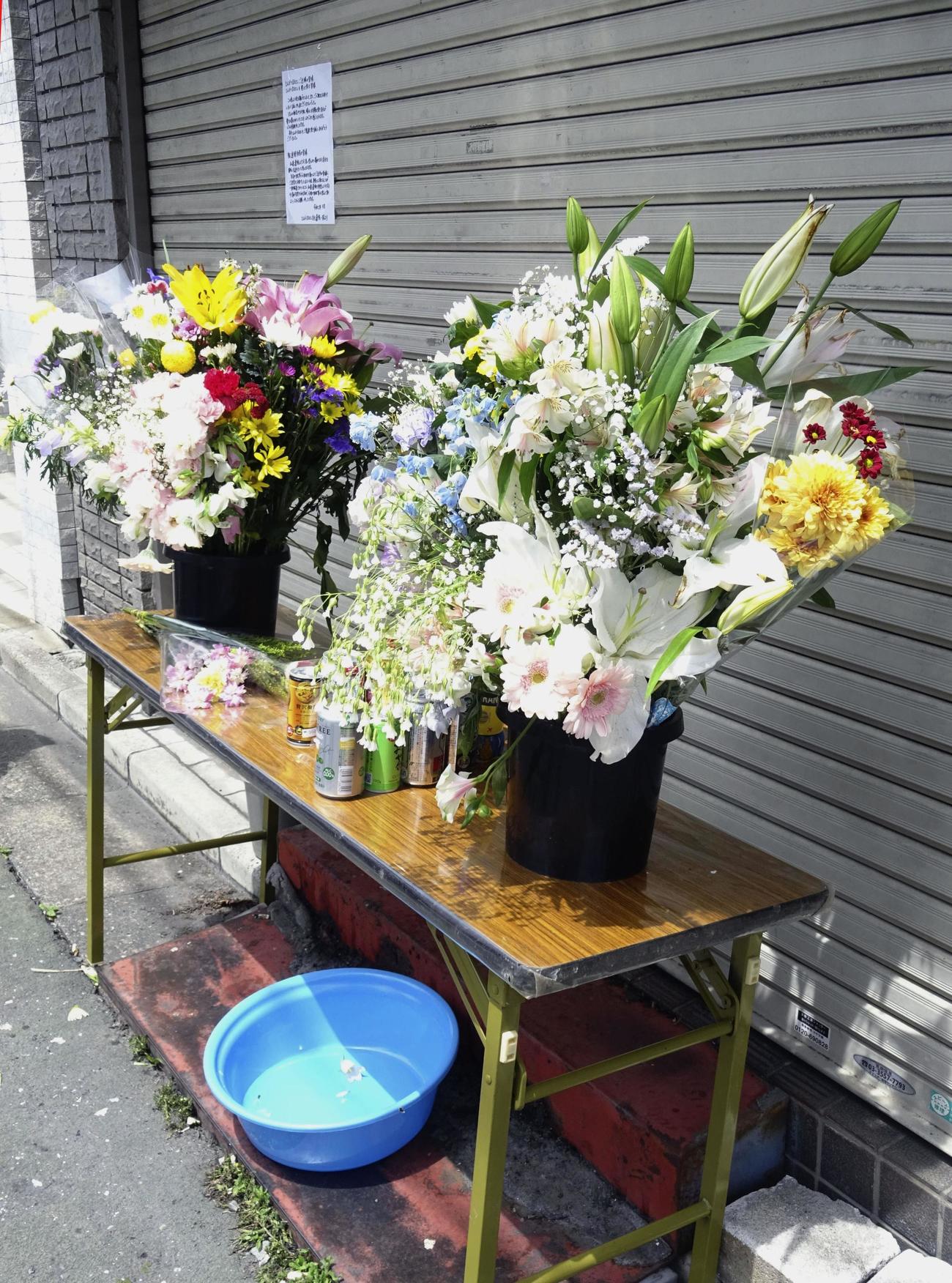 火災があったとんかつ店の前に供えられた花束（共同）