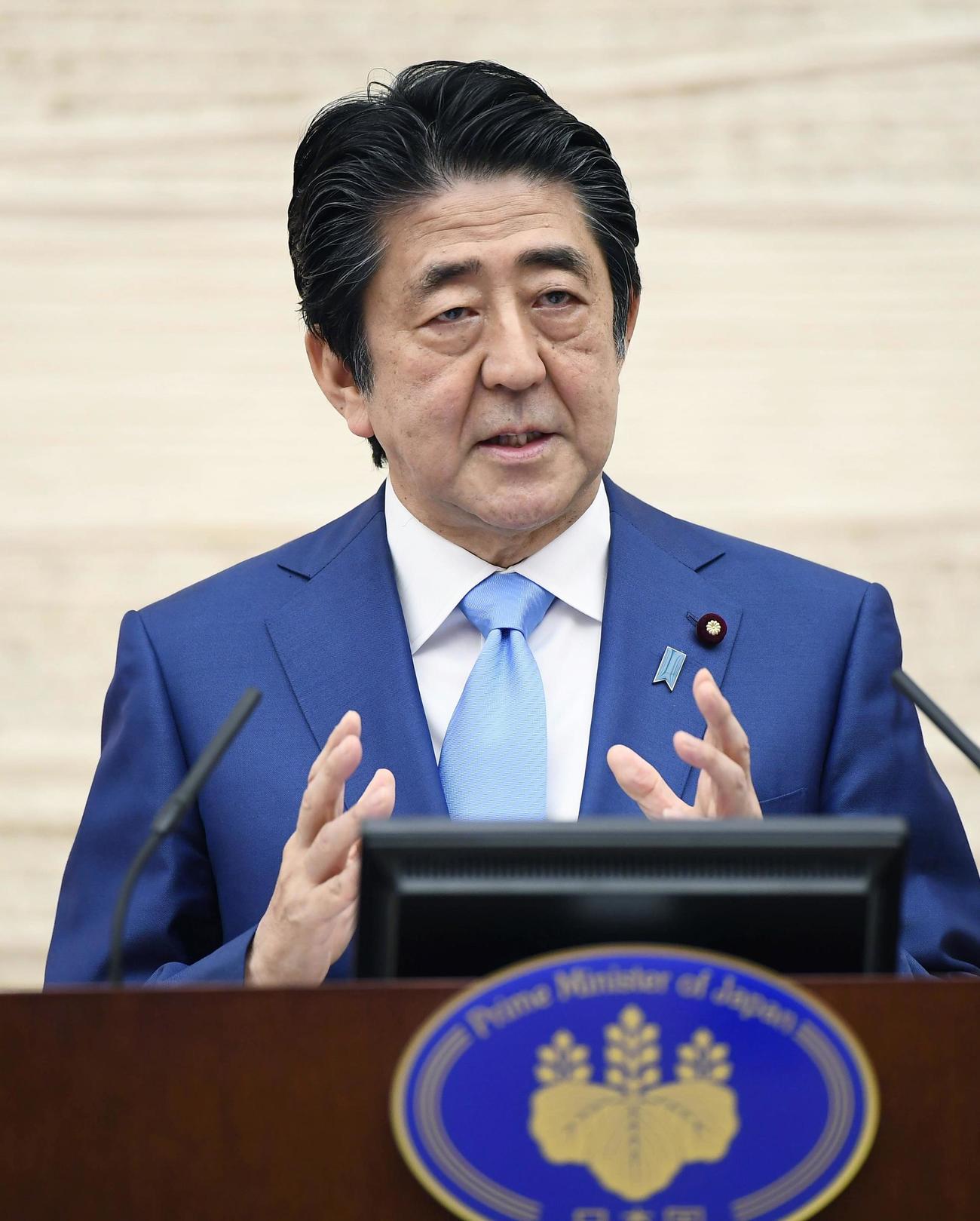 緊急事態宣言の延長が決まり、記者会見する安倍首相（共同）