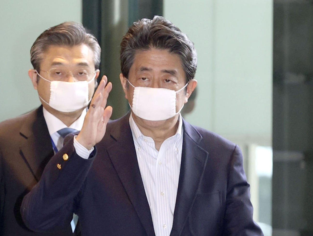 首相官邸に入る安倍首相（共同）