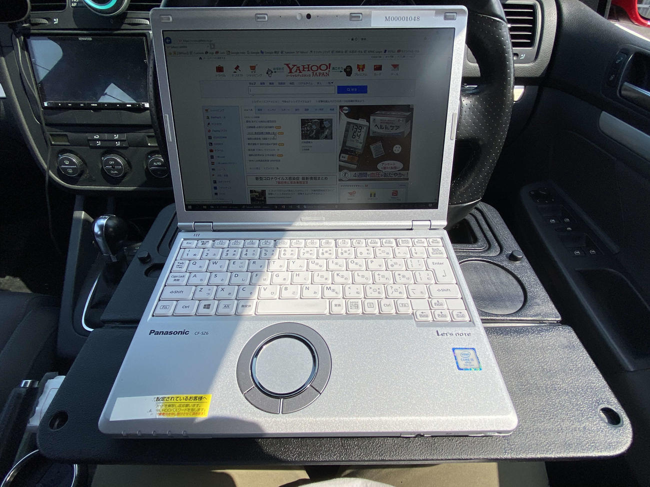 車内でノートパソコンでの作業にジャストサイズのワンタッチテーブル