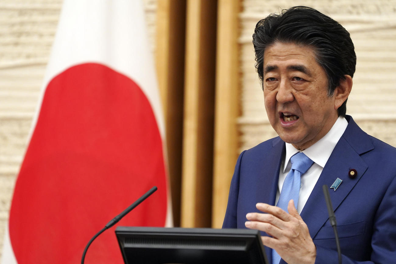 会見を行った安倍首相（AP)