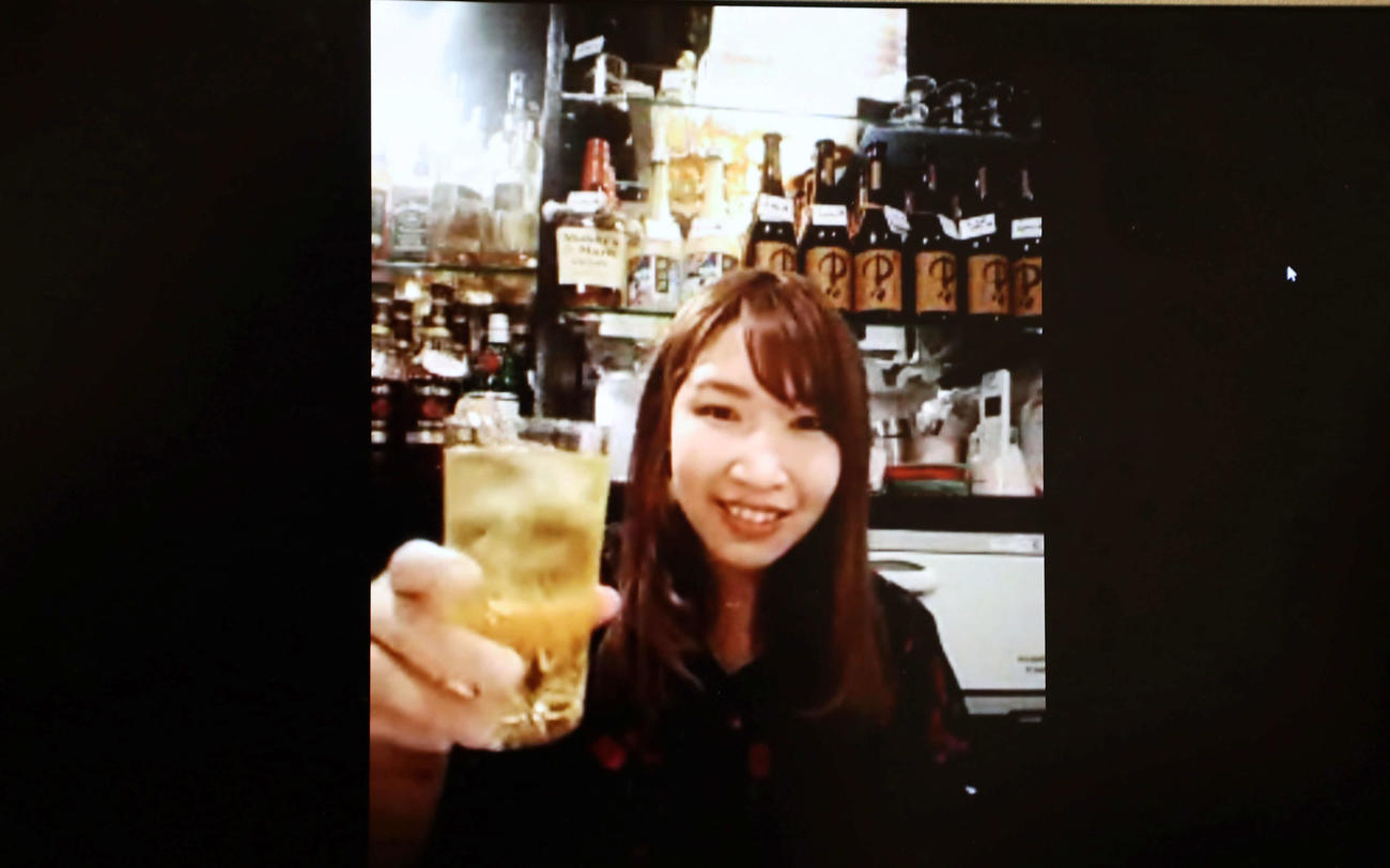 バーチャルスナックで乾杯する「スナック＆バーえまり」の井口さん（撮影・加藤哉）